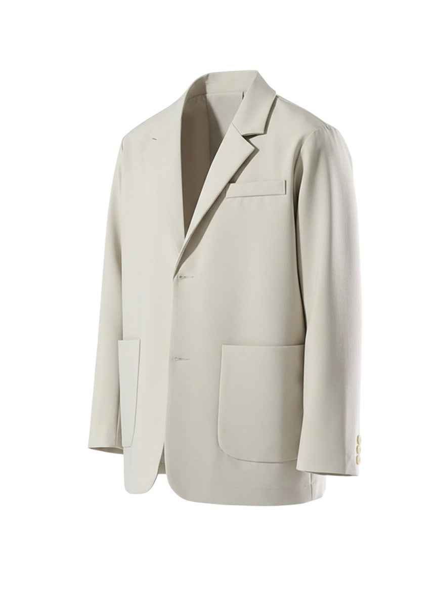 Blazer Maison Bryzen beige à coupe classique avec col revers structuré et poches plaquées, vue de trois-quarts.