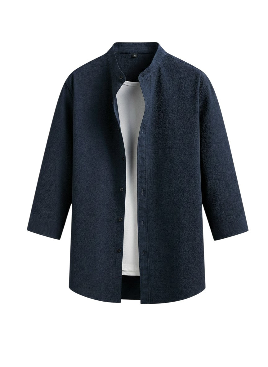 Chemise Maison Bryzen bleu marine à manches trois-quarts en coton, coupe décontractée avec boutonnage frontal.