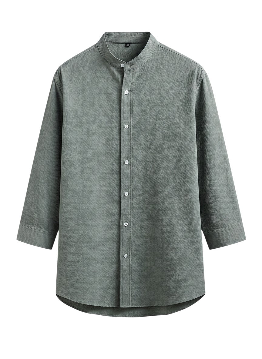 Chemise Maison Bryzen vert sauge à manches trois-quarts, col mao et boutonnage frontal en coton texturé.