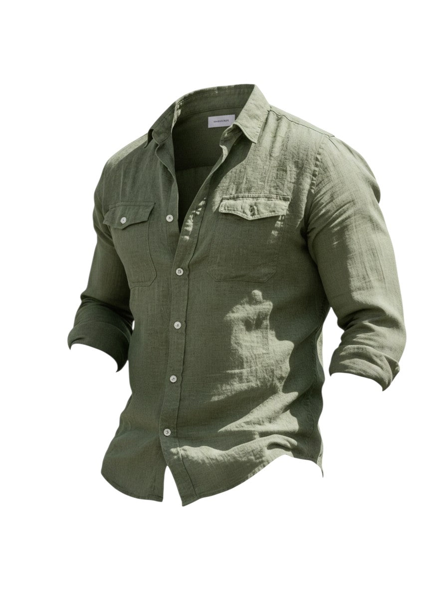 Chemise Maison Bryzen vert olive en coton avec deux poches poitrine à rabat et coupe droite décontractée.