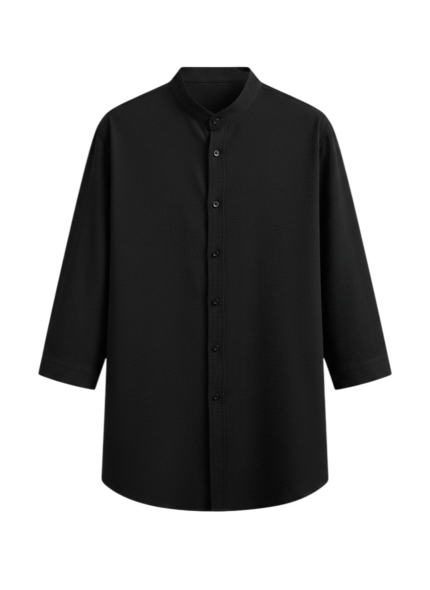 Chemise noire Maison Bryzen à manches trois-quarts, col officier et boutonnage frontal en coton décontracté.