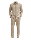 Ensemble Maison Bryzen beige à rayures verticales, composé d'une chemise boutonnée et d'un pantalon droit texturé.