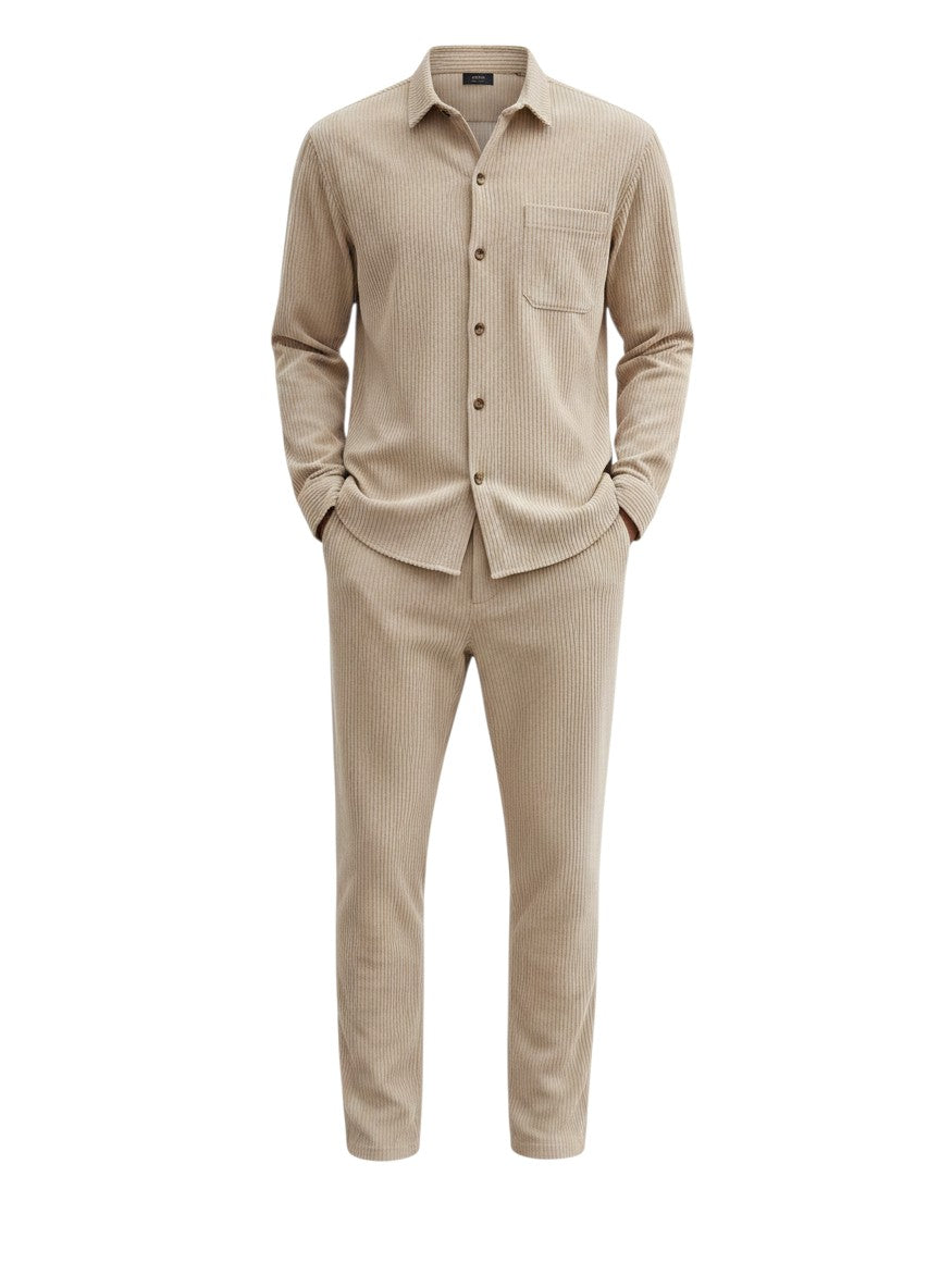 Ensemble Maison Bryzen beige à rayures verticales, composé d'une chemise boutonnée et d'un pantalon droit texturé.