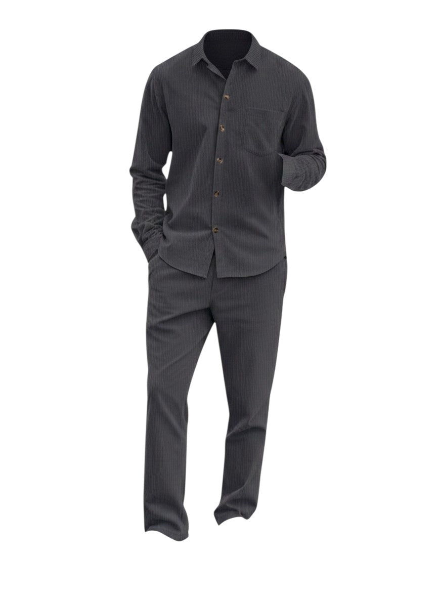 Ensemble Maison Bryzen gris anthracite composé d'une chemise boutonnée et d'un pantalon droit en tissu texturé rayé.