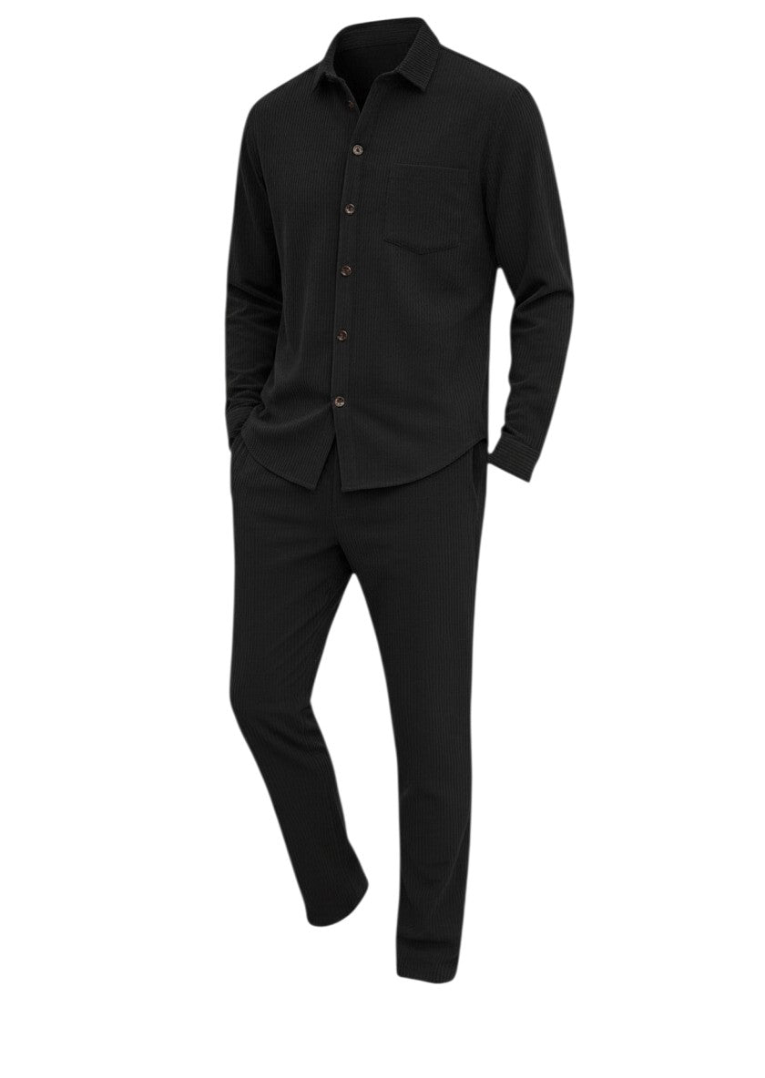 Ensemble Maison Bryzen noir composé d'une chemise boutonnée et d'un pantalon droit en tissu texturé rayé.
