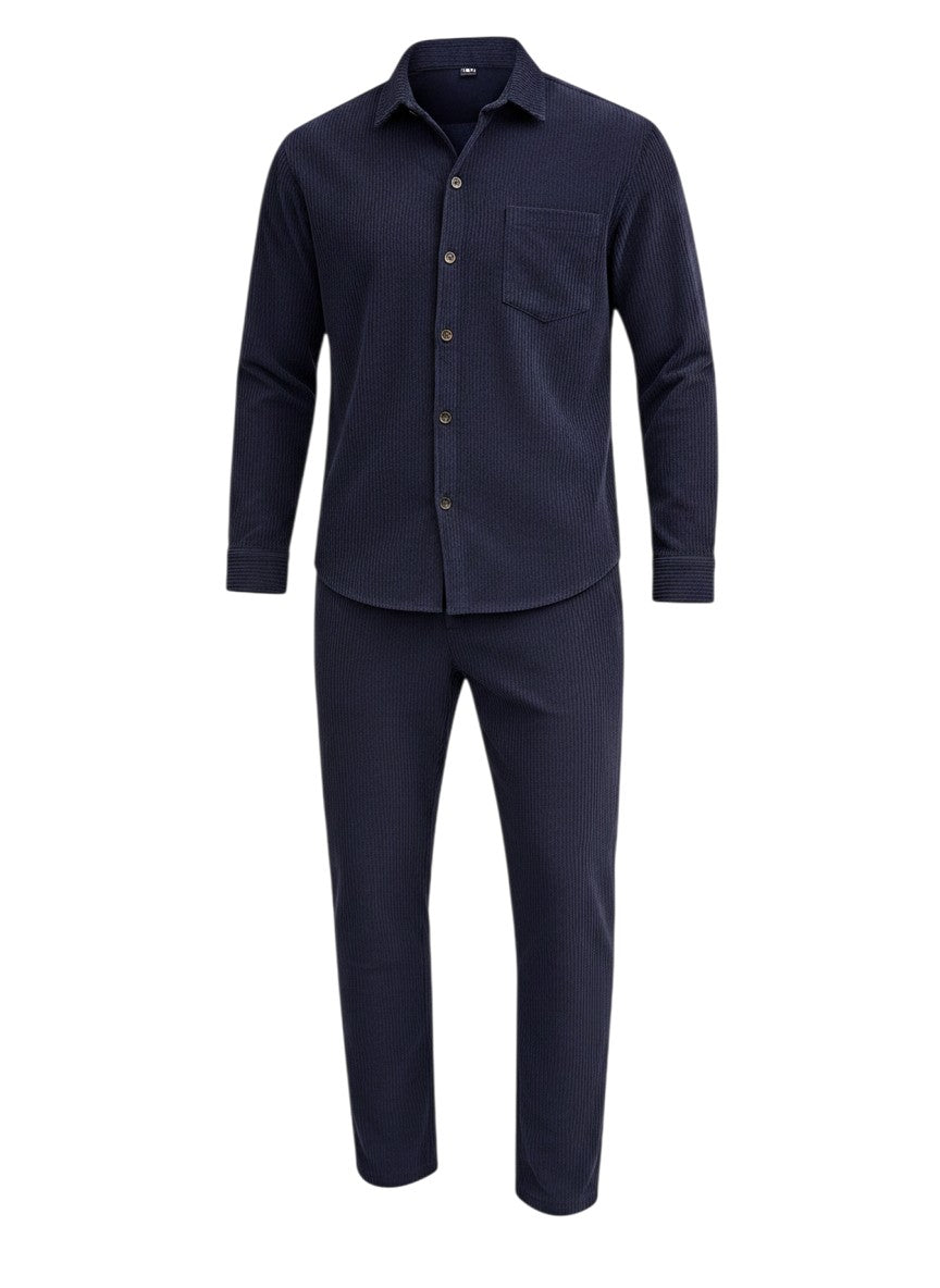 Ensemble Maison Bryzen bleu marine composé d'une chemise boutonnée et d'un pantalon droit en tissu texturé rayé.