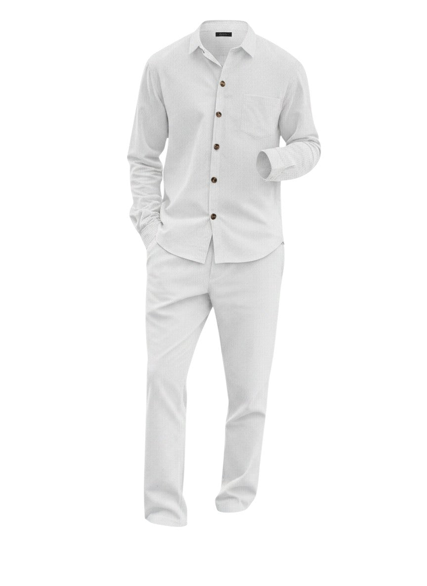 Ensemble Maison Bryzen blanc rayé composé d'une chemise boutonnée et d'un pantalon droit en tissu texturé structuré.