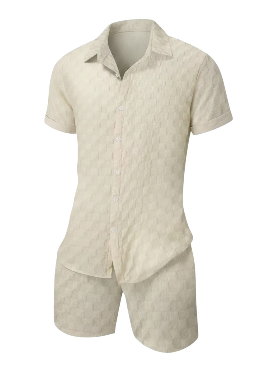Ensemble Maison Bryzen beige composé d'une chemise à manches courtes et d'un short en tissu texturé léger.