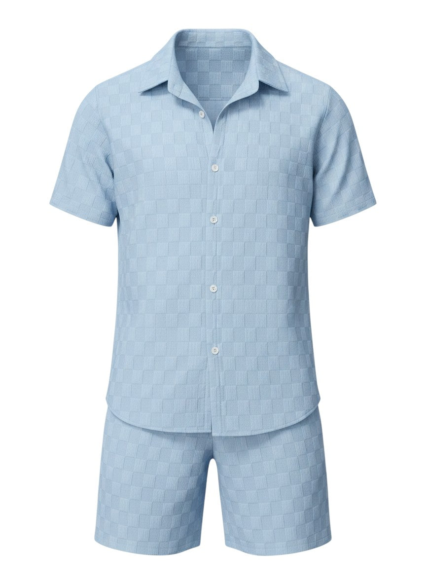 Ensemble Maison Bryzen bleu ciel composé d'une chemise à manches courtes et d'un short en tissu texturé à carreaux.