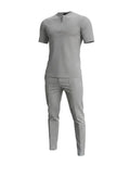 Ensemble Maison Bryzen gris composé d'un t-shirt à col zippé et d'un pantalon droit structuré en tissu fluide.