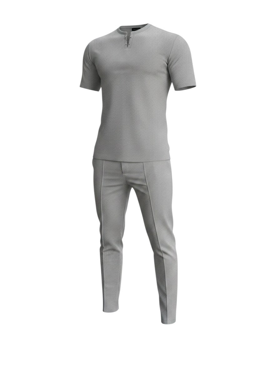 Ensemble Maison Bryzen gris composé d'un t-shirt à col zippé et d'un pantalon droit structuré en tissu fluide.