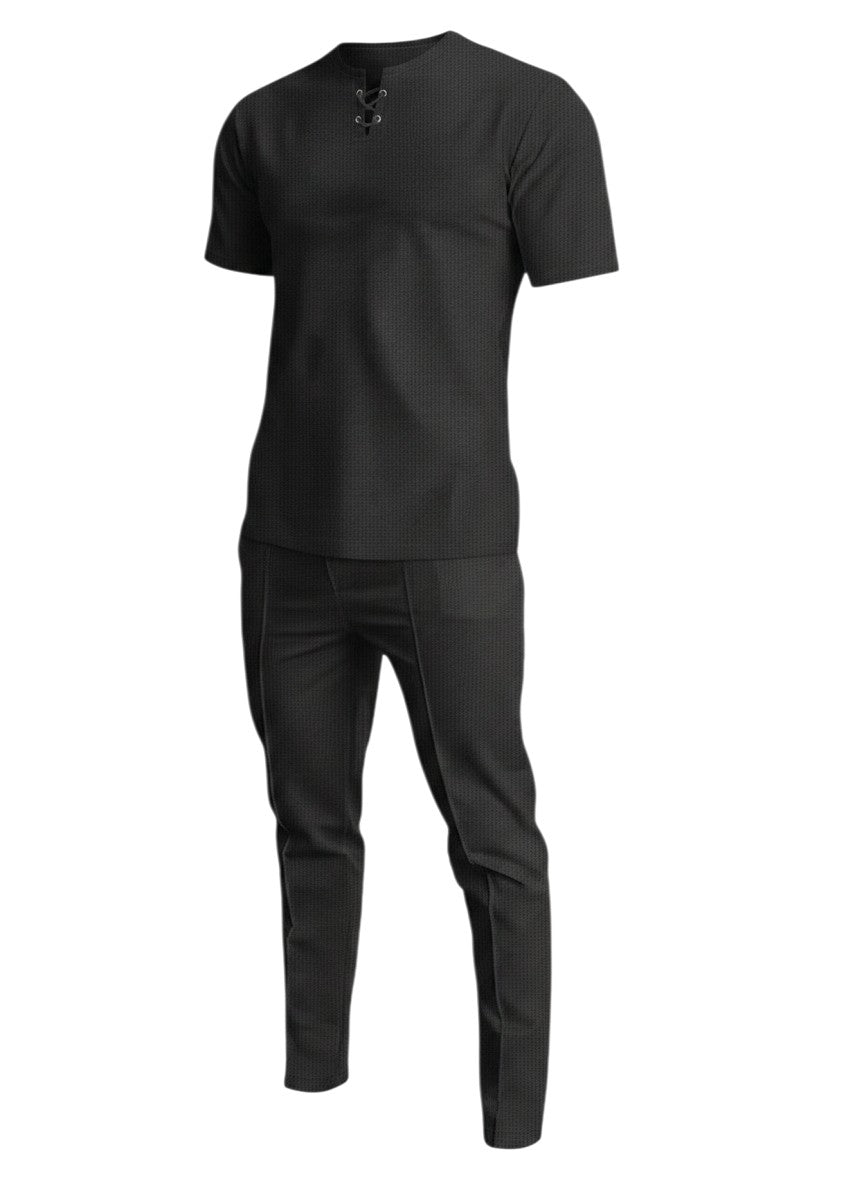 Ensemble Maison Bryzen noir composé d'un t-shirt à col zippé et d'un pantalon droit structuré en tissu fluide.