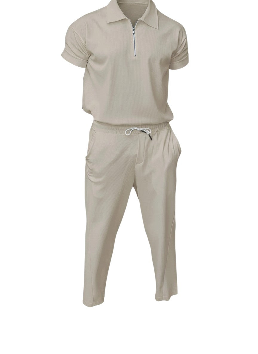 Ensemble Maison Bryzen beige composé d'un polo à col zippé et d'un pantalon droit avec cordon de serrage.