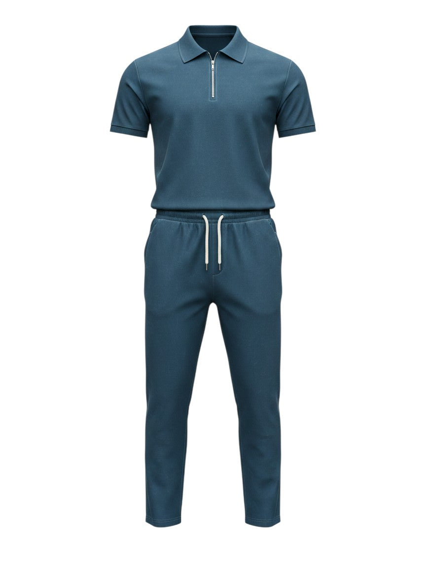 Ensemble Maison Bryzen bleu pétrole composé d'un polo à col zippé et d'un pantalon droit avec cordon de serrage.