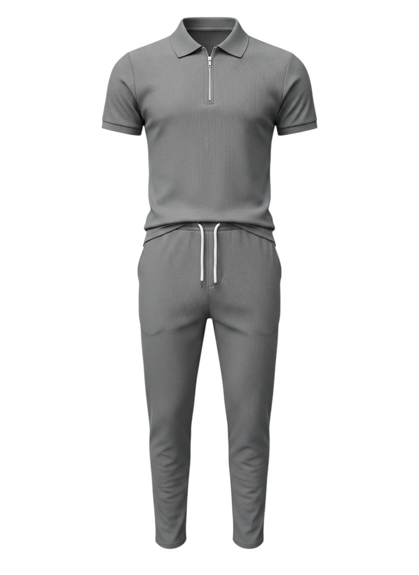 Ensemble Maison Bryzen gris composé d'un polo à col zippé et d'un pantalon droit confortable en tissu texturé.