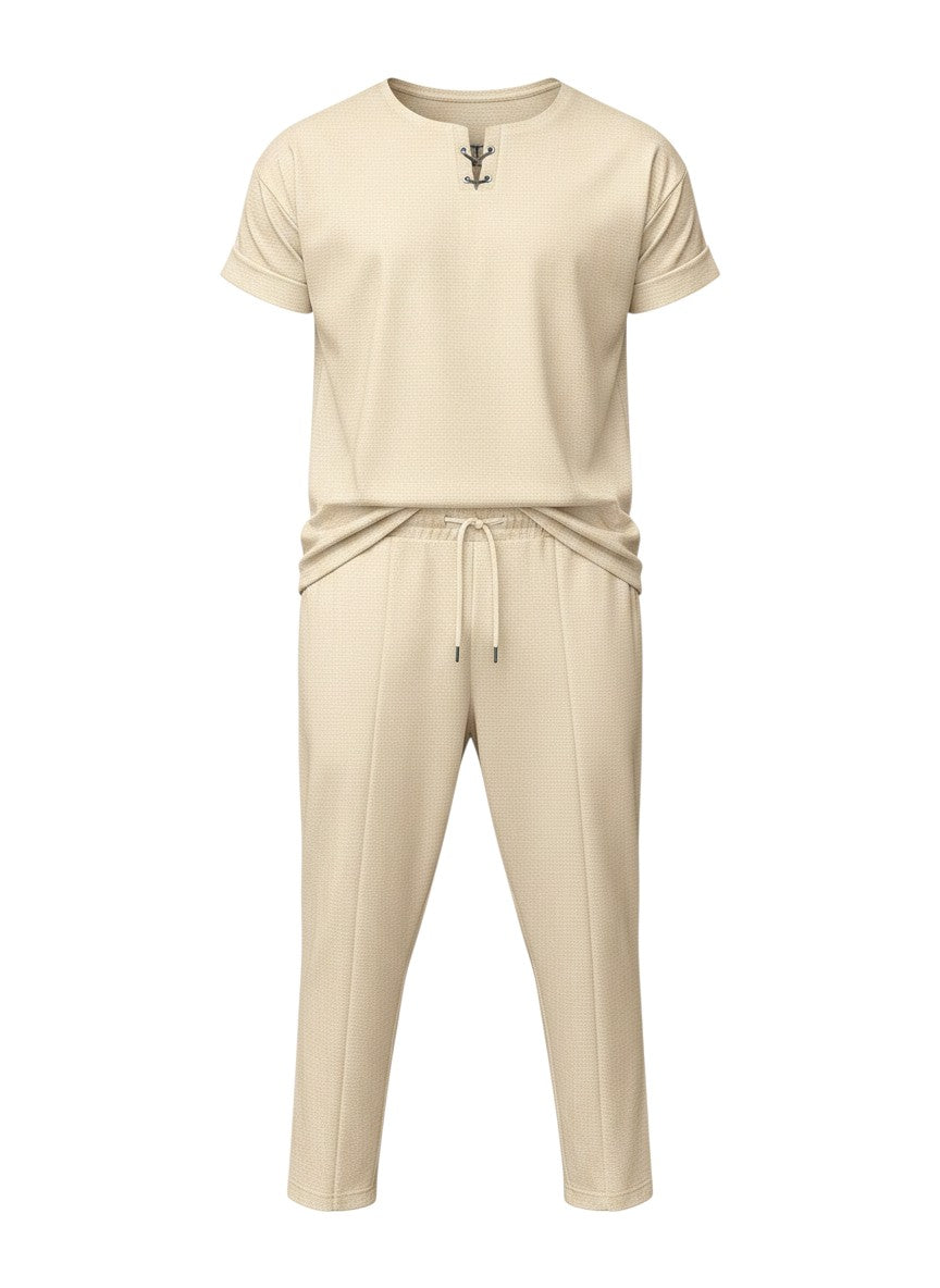 Ensemble Maison Bryzen beige composé d'un t-shirt à col zippé et d'un pantalon droit fluide en tissu texturé léger.