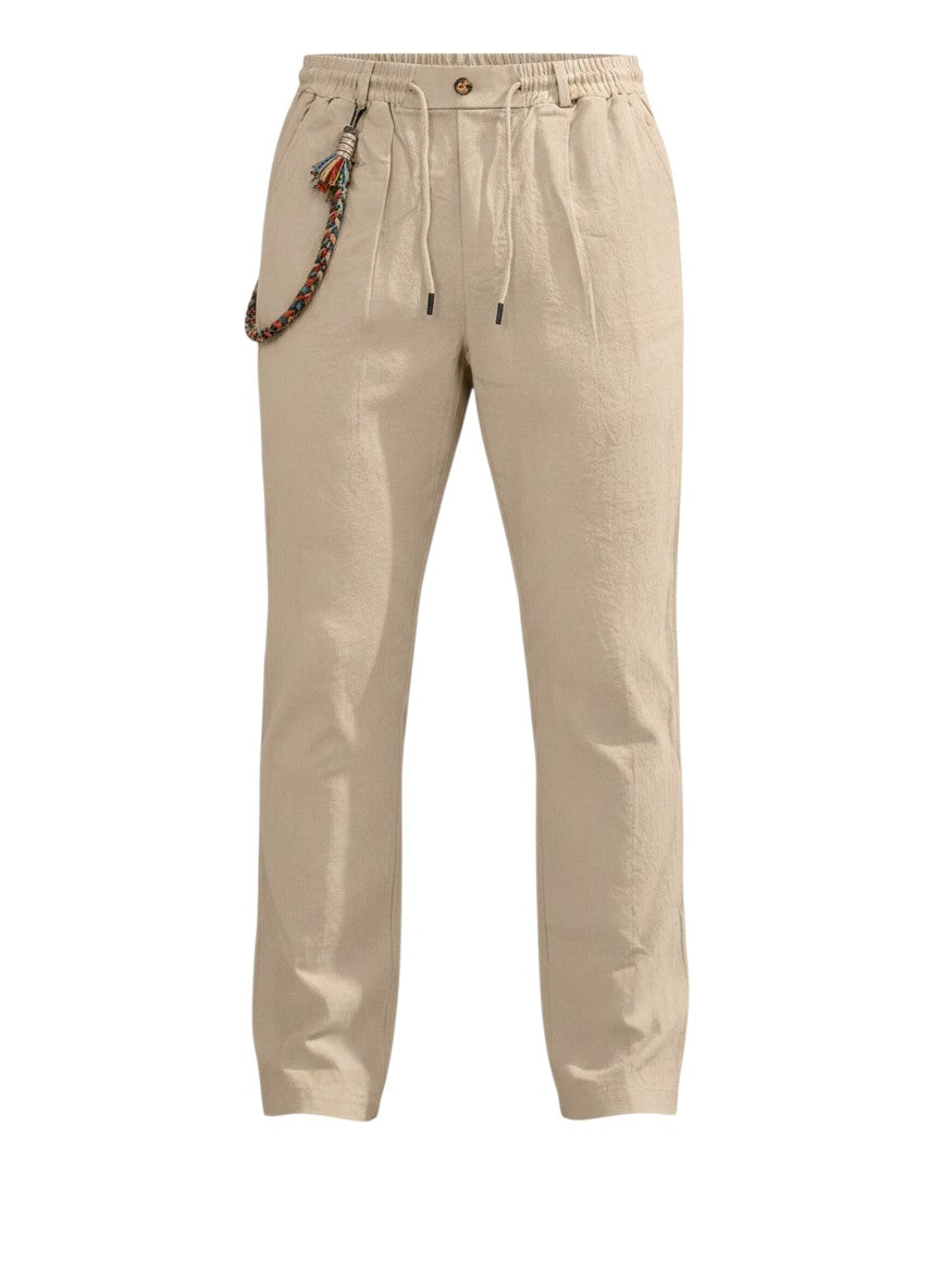 Pantalon casual Maison Bryzen beige en tissu fluide avec cordon de serrage, taille élastique et poches latérales.