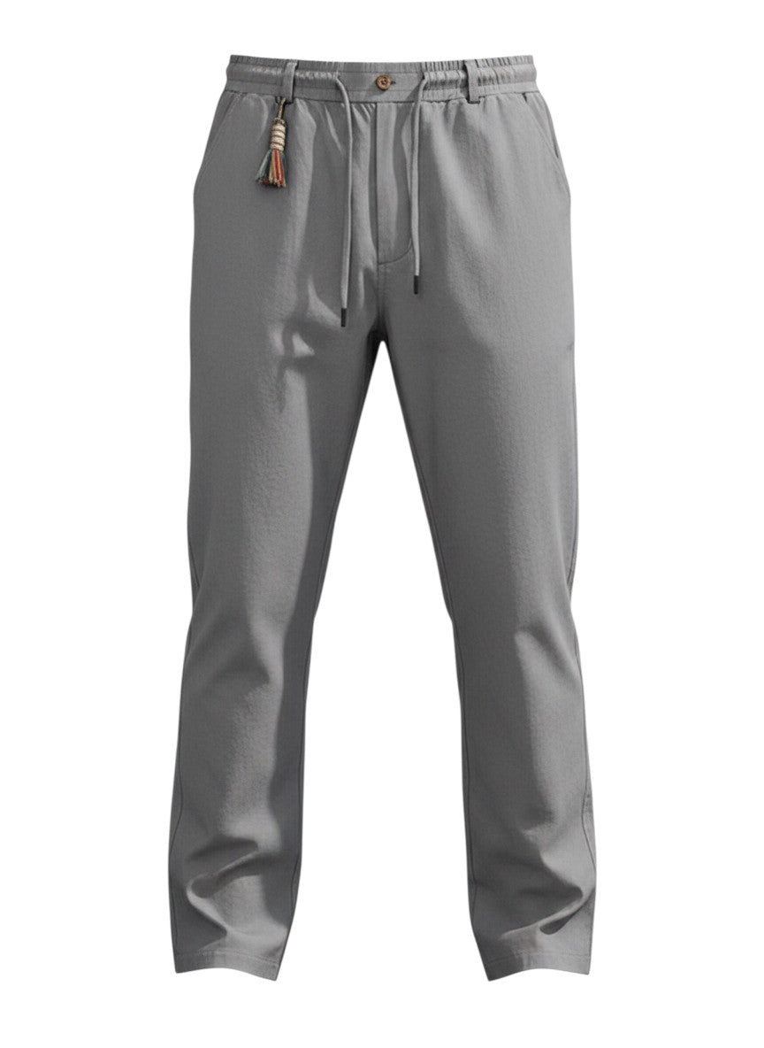 Pantalon casual gris Maison Bryzen à coupe décontractée, doté d'un cordon de serrage ajustable et de poches latérales.