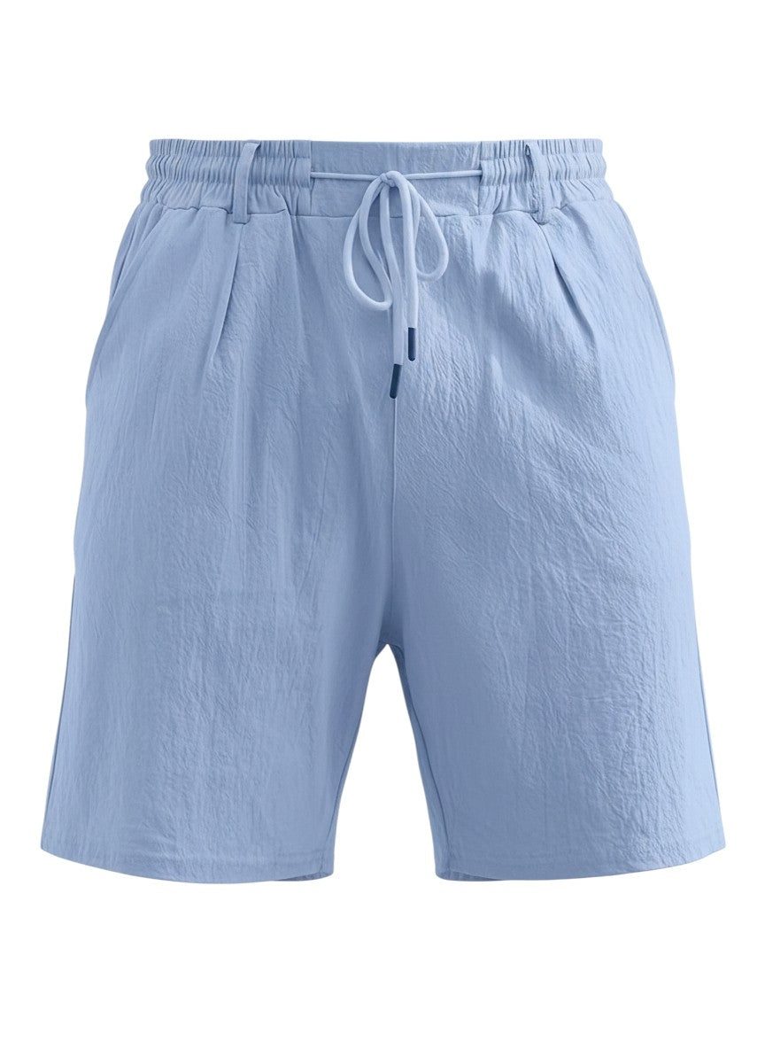 Short léger bleu Maison Bryzen à coupe droite avec cordon de serrage ajustable et poches latérales fonctionnelles.
