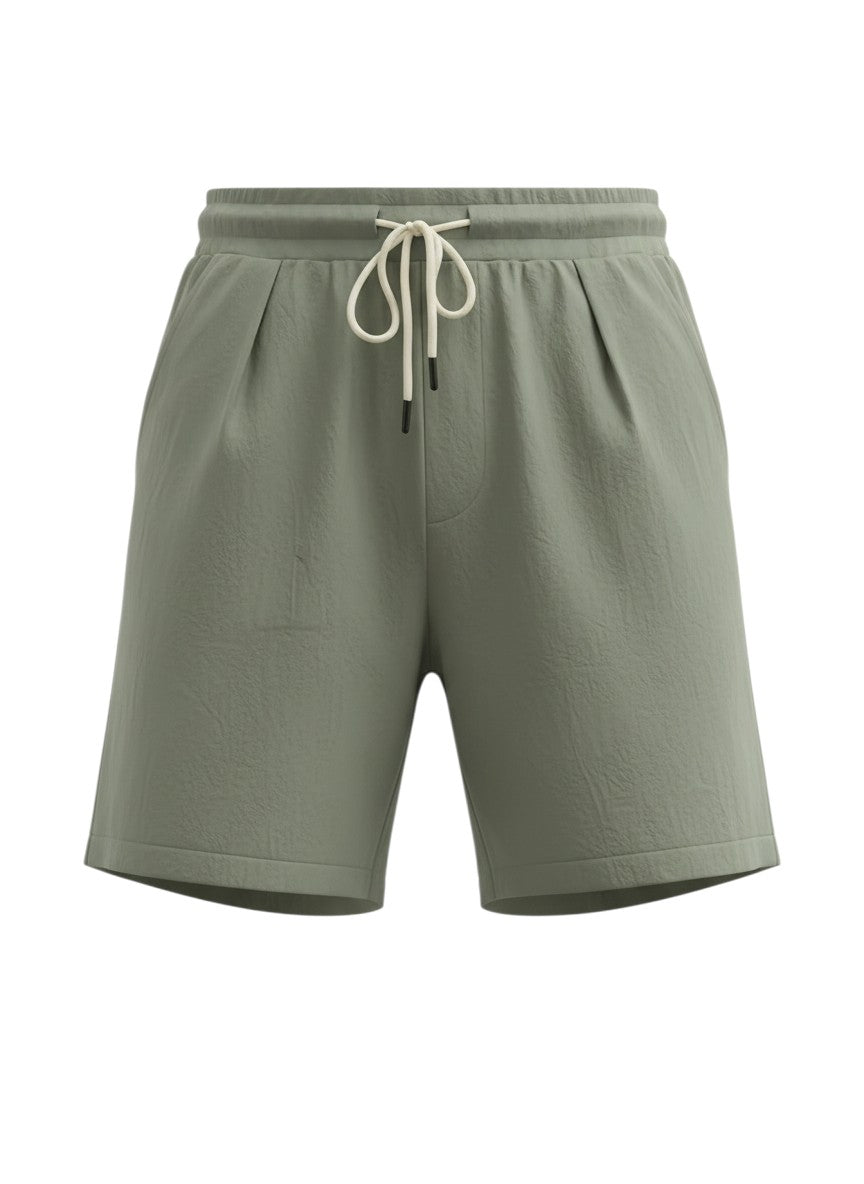 Short Maison Bryzen vert sauge léger avec cordon de serrage ajustable, poches fonctionnelles et coupe droite fluide.