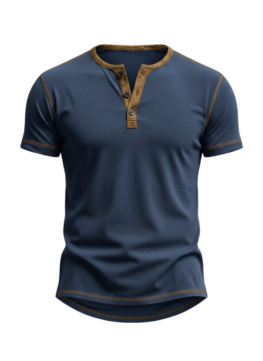 T-shirt Maison Bryzen bleu en coton doux avec col boutonné et détails contrastés marron sur le col et les épaules.