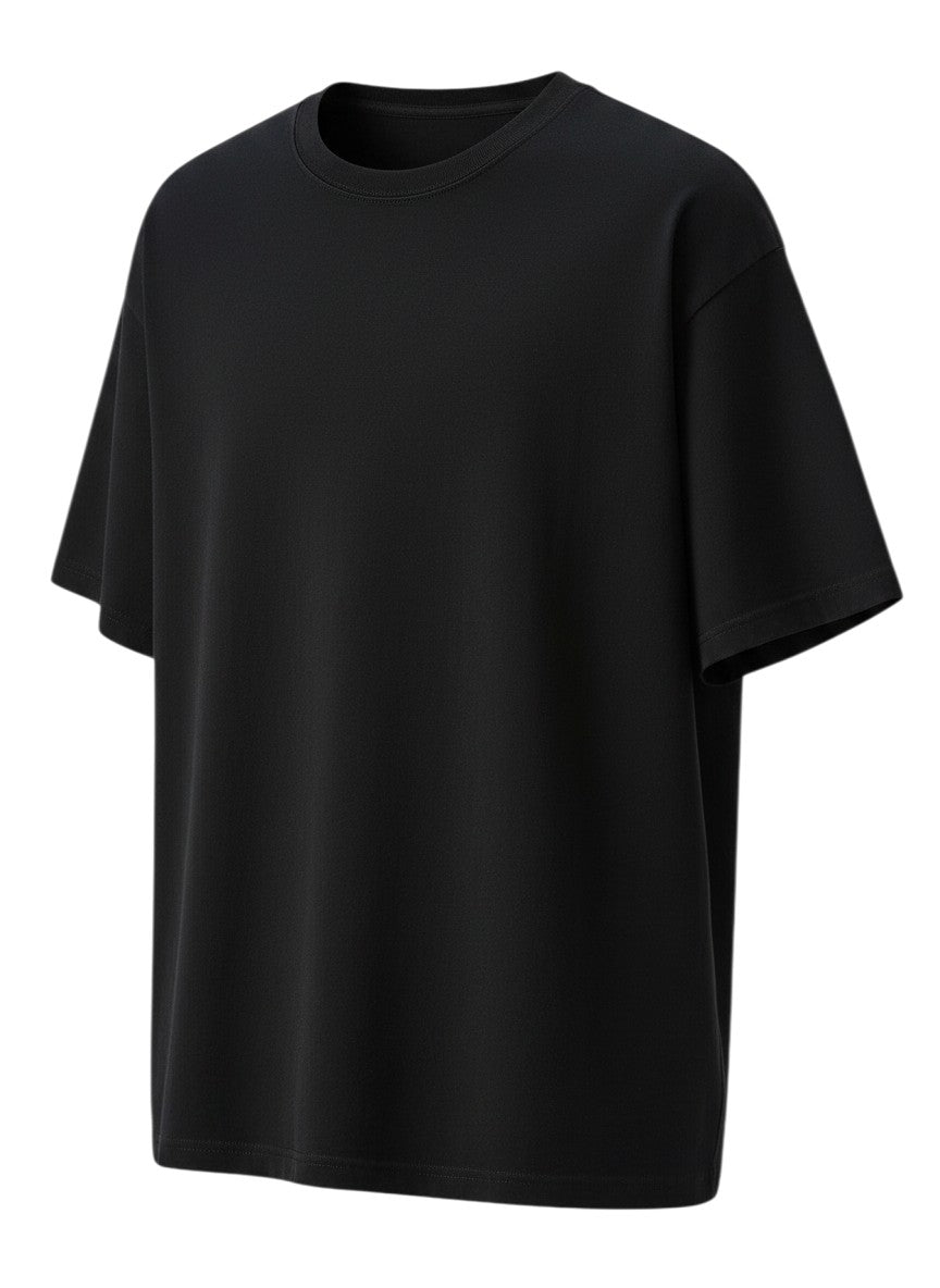 T-shirt noir Maison Bryzen en coton doux avec une coupe oversize décontractée et un col rond classique.